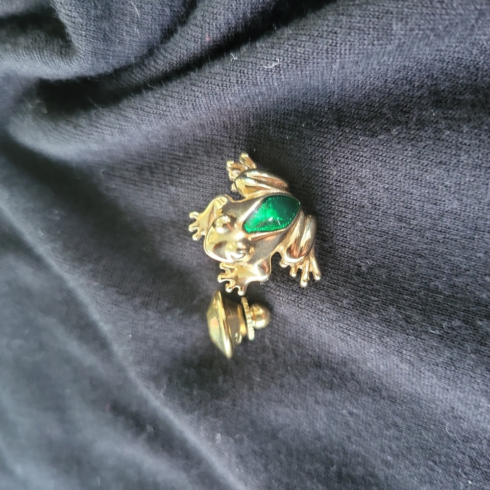Vintage frog pin/tie tack J010